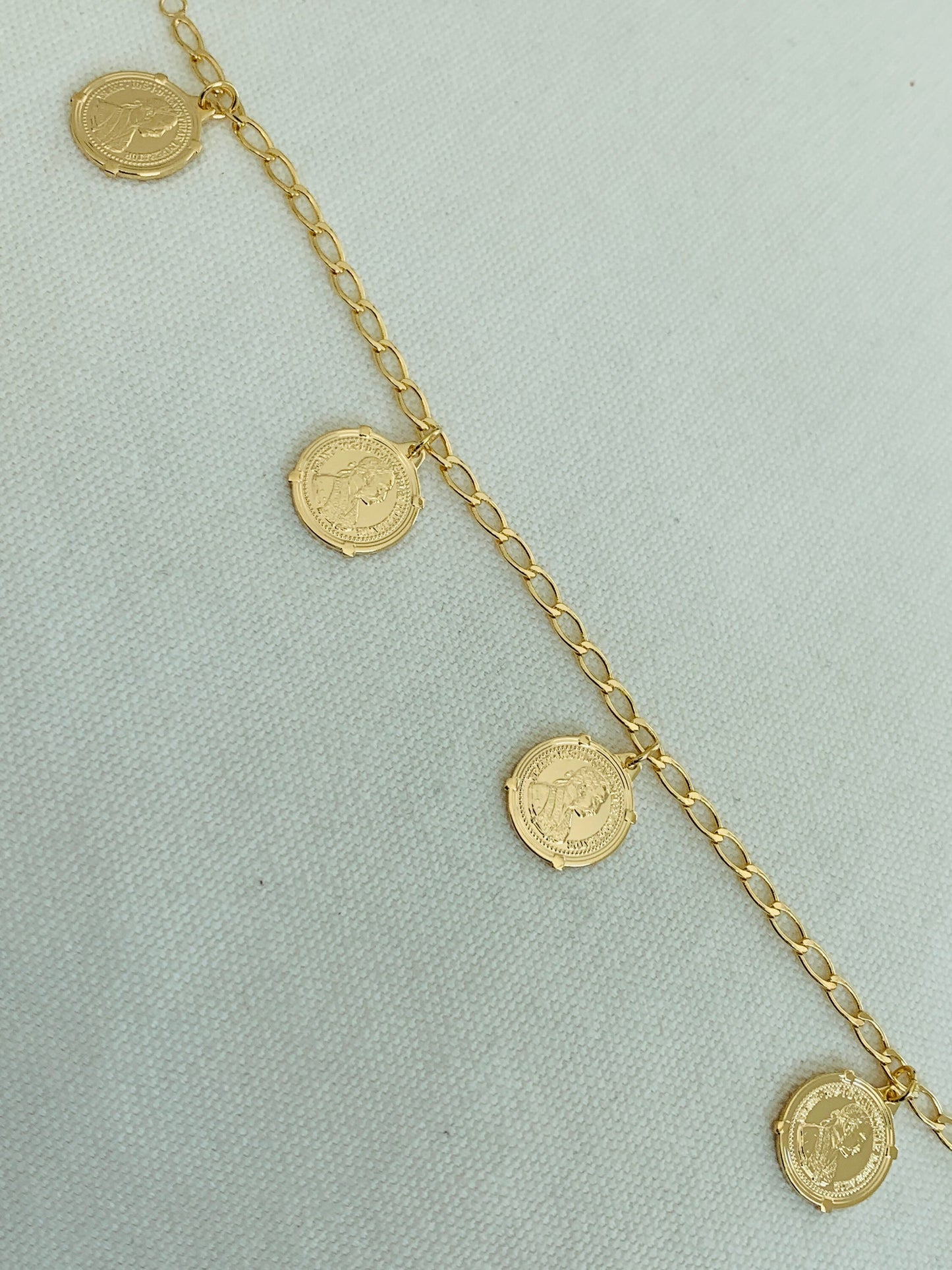 Gold Filled Curb Link Bracelet with Dangling Medals, Cuban Link Bracelet, Coin Bracelet,Layering Bracelet,Charm Bracelets,Curb Link Bracelet