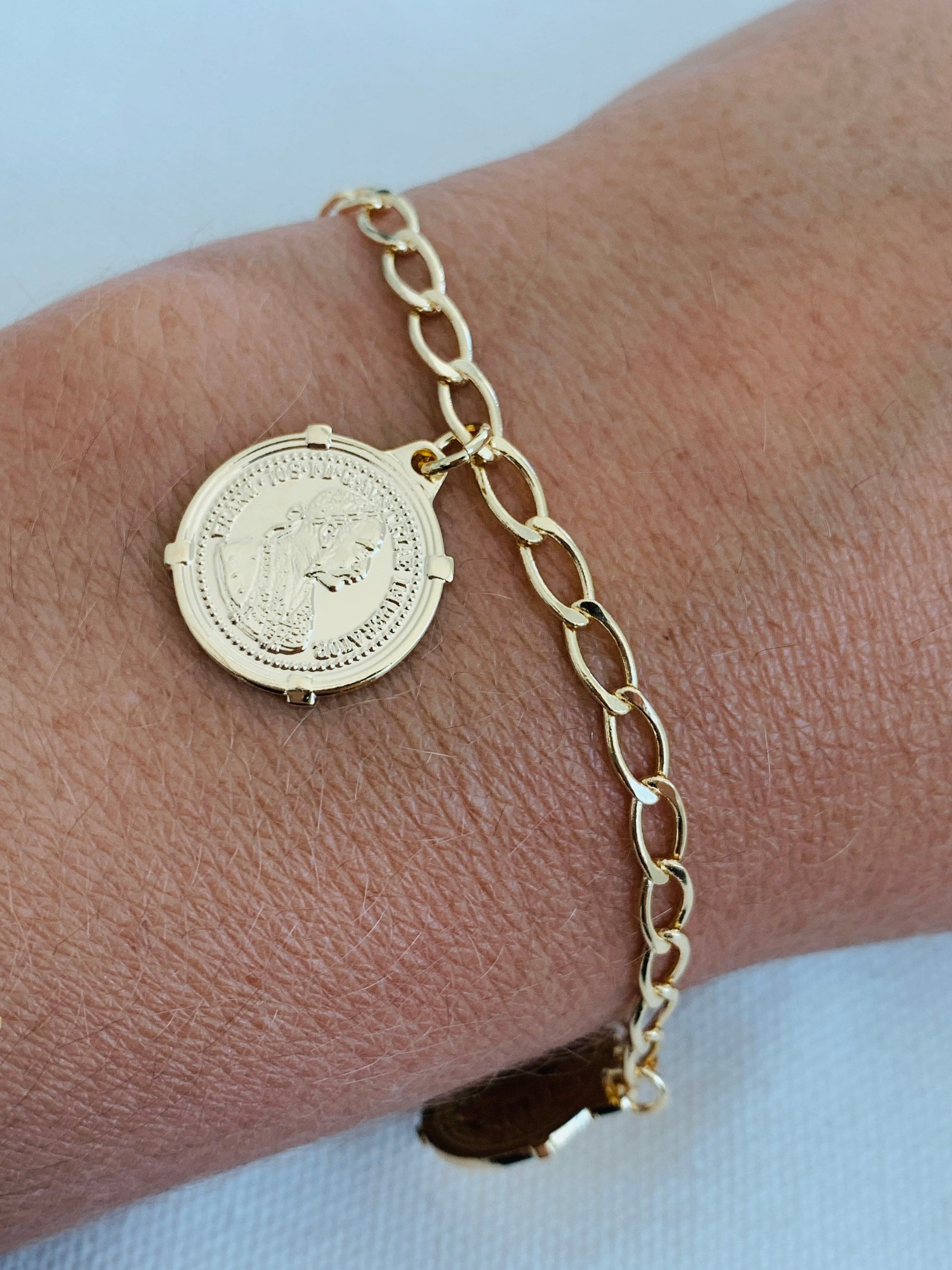 Gold Filled Curb Link Bracelet with Dangling Medals, Cuban Link Bracelet, Coin Bracelet,Layering Bracelet,Charm Bracelets,Curb Link Bracelet