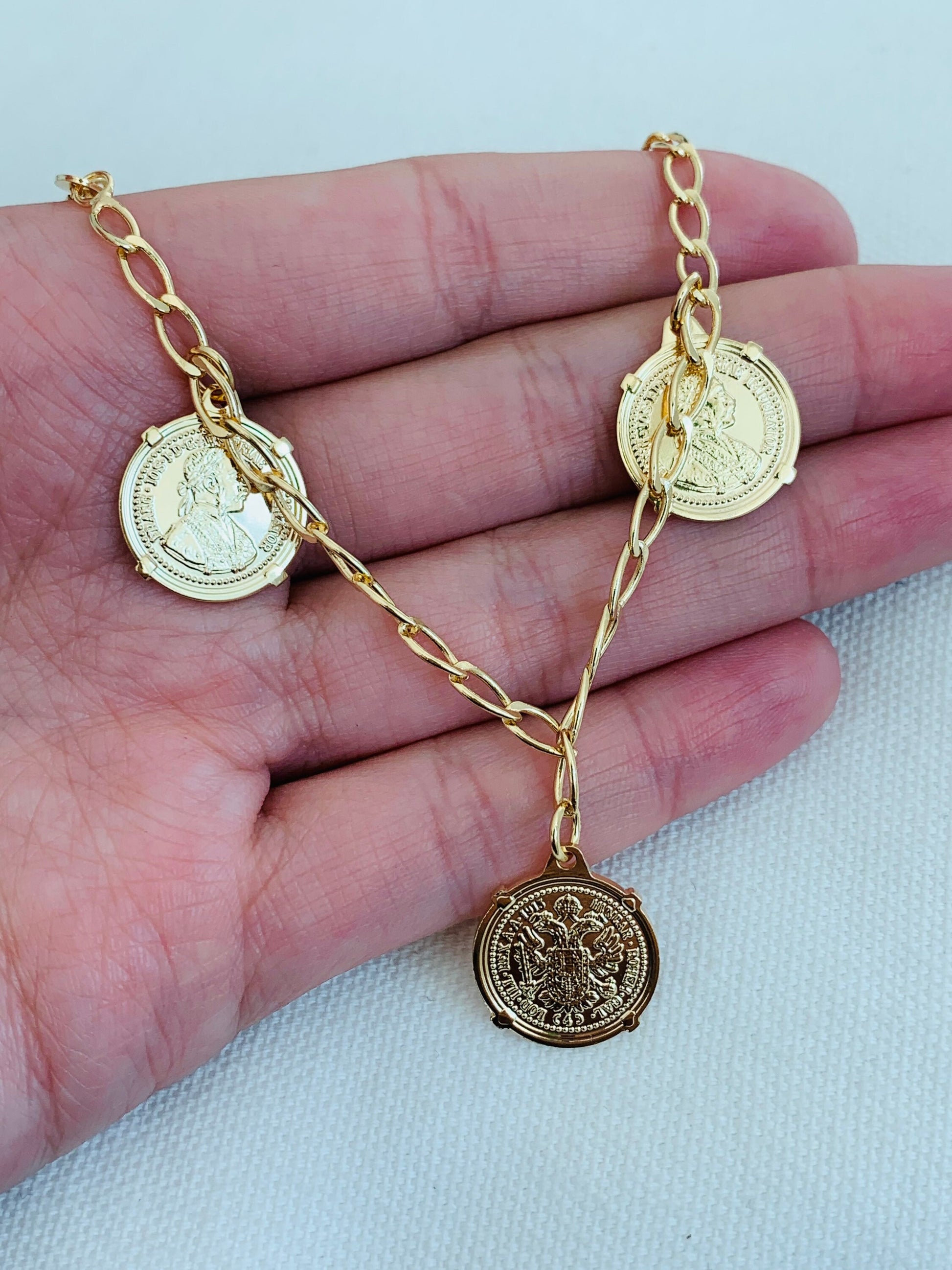 Gold Filled Curb Link Bracelet with Dangling Medals, Cuban Link Bracelet, Coin Bracelet,Layering Bracelet,Charm Bracelets,Curb Link Bracelet